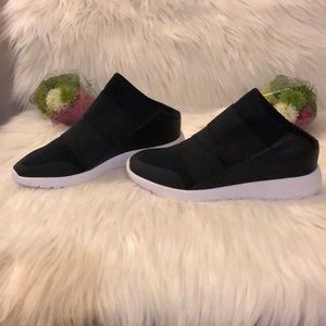Slip on laceless casual shoe
